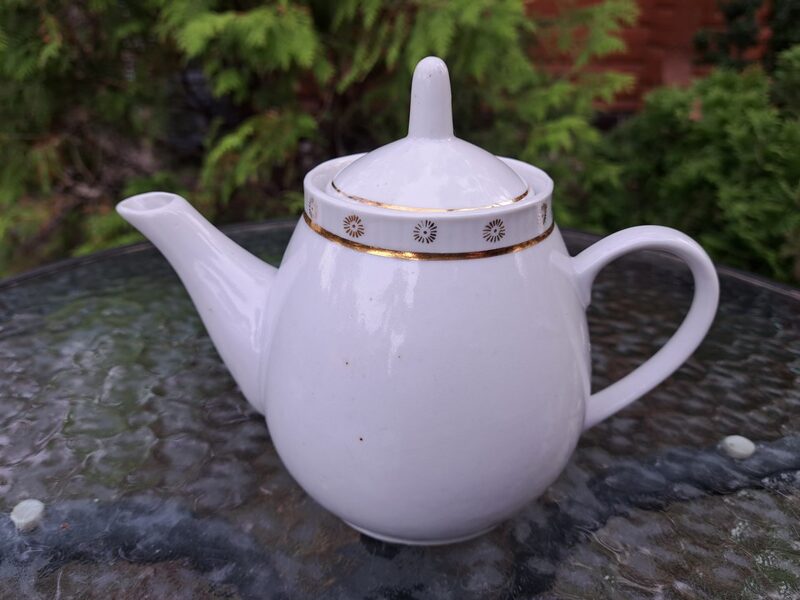 Tējkanna "Regīna" baltā ar zelta puķītēm gar malu, PFF (Regina 44)