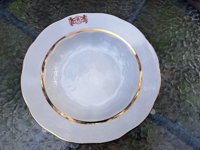 Zupas šķīvis d=24cm, ar zeltu un uzrakstu "RR" un restorana "Rīga" logo, foma "Ārija", RPR (LOGO 53)