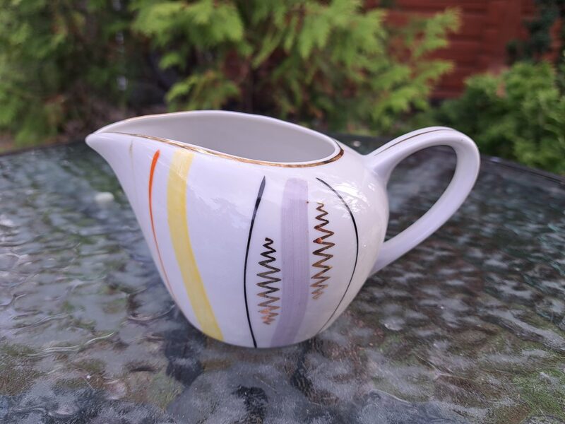 Krējujma kanniņa "Jūrmala" ar lillā-dzeltenām un šaurām sarkanām un melnām svītrām un zeltu, PFF (Jūrmala 22)