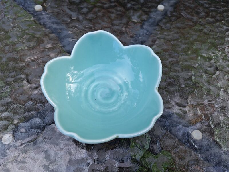 Skaista zaļa bļodiņa-puķe (Citi rpt 137)