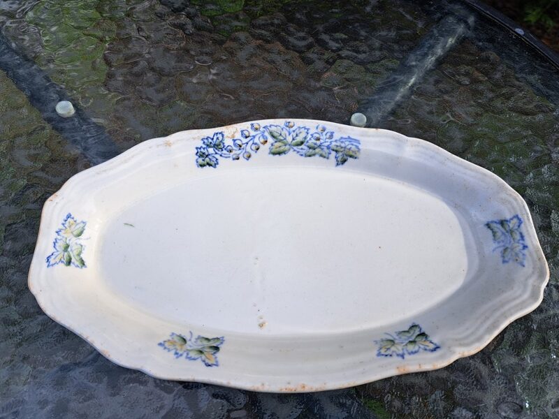 Fajansa garenais šķīvis Nr.4 ar gleznojumu - zr zilo konturu, zaļām lapām un jāņogām, PFF (Fajansa pusdienu 21)