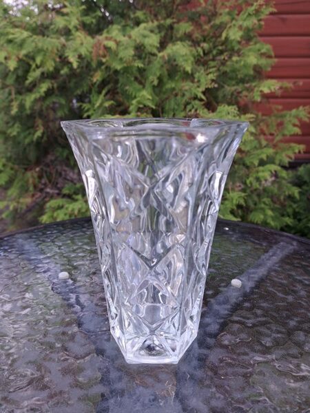 Masīva un smaga vāze, presēts caurspīdīgs stikls, ģeometrisks raksts, PSRS (Stikla vaze 108)