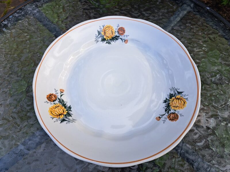 Vidējais servējamais šķīvis.27cm, pusdienu servīze "Ārija" ar dzeltenām asterēm (3 pušķi gar malu), gaiši brūna lustra, RPR (Ārija pusdienu 299)