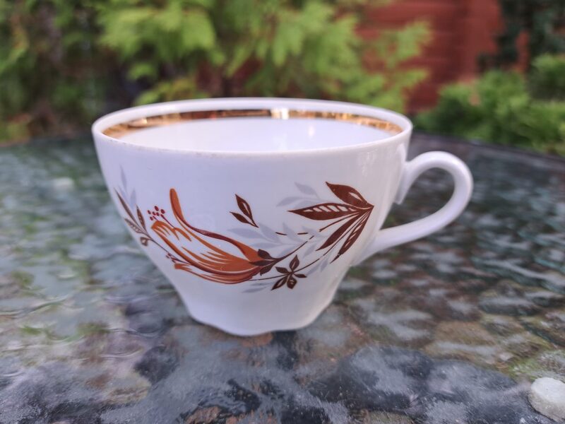 Tējas krūzīte, tējas servīze "Ārija", ar brūnām tulpēm (tulpe skatas pa kreisi, gaiši brūns tonis) un zeltu, RPR (Ārija tējas 126)