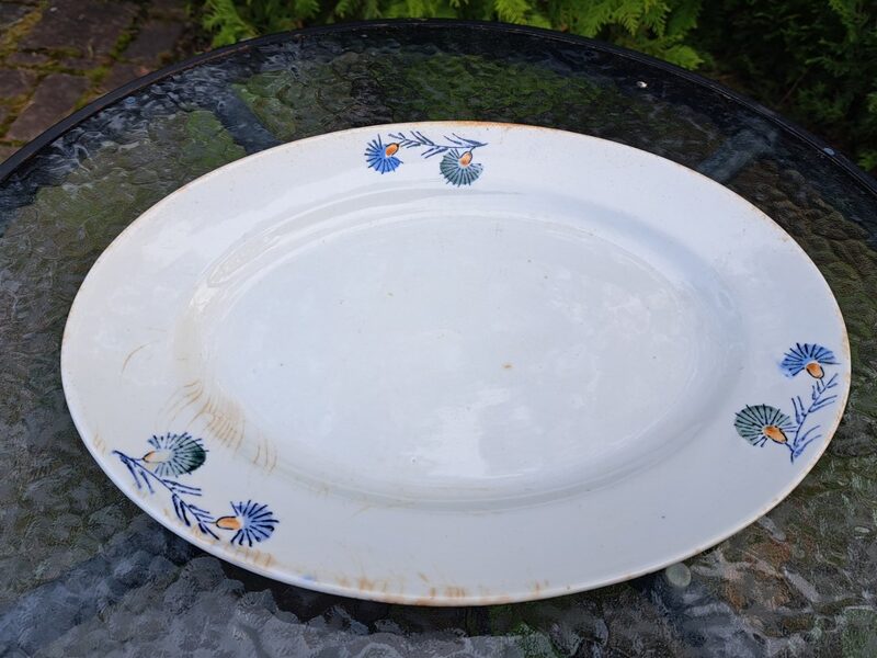 Lielais ovālais servējamais šķīvis Nr.1 fajansa ar zaļām un zilām puķēm, no fajansa pusdienu sevīzes, PFF (Fajansa pusdienu 24)