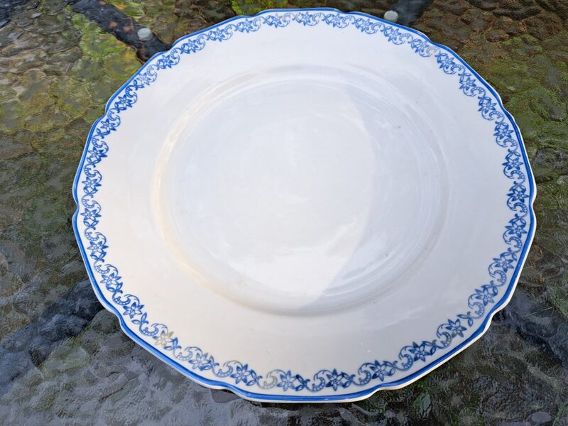 Rets zīmogs: otra ēdiena šķīvis ar reti sastopamu zīmogu: trīsstūris un uzraksti tajā iekšā Нарком Мостпром Латв СССР Р.Ф.З. (LOGO 53)