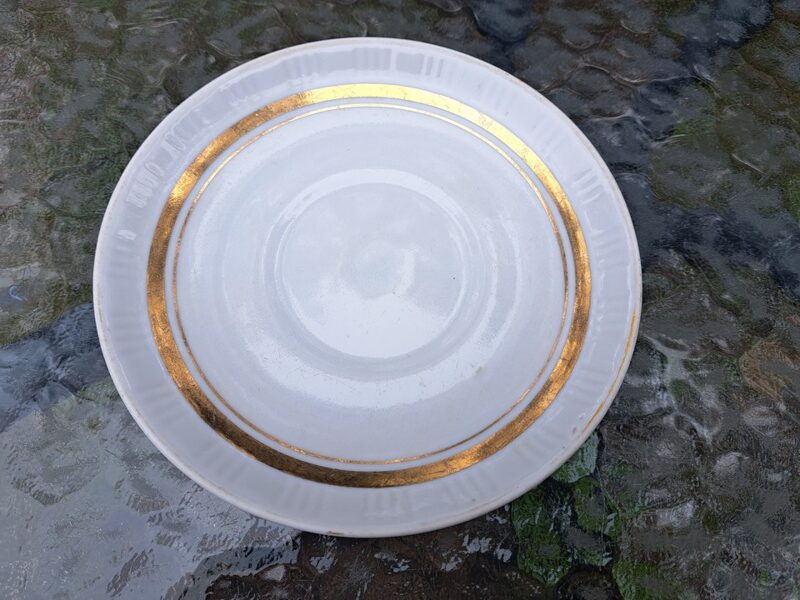 Apakštase "Regīna" baltā ar zeltu, vieglas nolietojuma pazīmes (Regina 47)