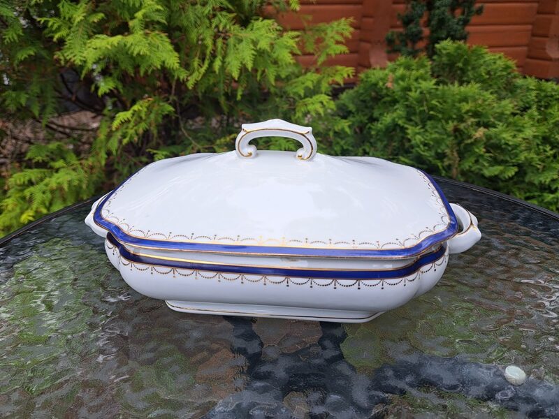 Porcelāna teríne maza ar zilām puķēm un zeltu, C.M. HUTSCHENREUTHER (Germany) (Vācija 174)