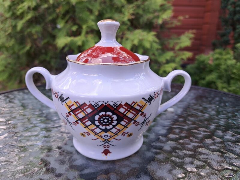 Cukurtrauks no rūtainas ar ķieģeļkrāsas vāciņiem un zeltu, tējas servīze "Ārija", RPR (Ārija tējas 133)