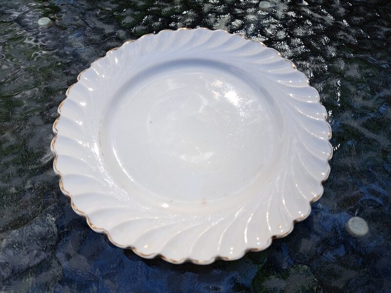 Kūku šķīvis, balts ar zeltu, reljefa mala, plāns porcelāns. Ražotājs - DEPOT De Vaisselles Etrangeres a StPetersbourg (Citi rpt 139)