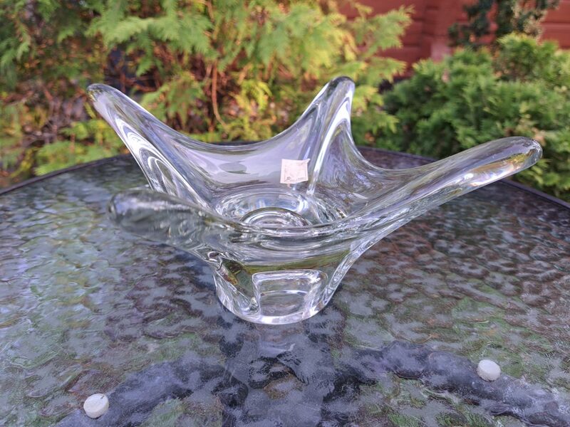 Ļoti eleganta, stilīga un aktuāla arī šodien Līvānu stikla bļoda uz kājiņas no sērijas "Sirēna" ar etiķeti, caurspīdīgs pūsts stikls, Līvānu stikls (Stikls sk 178)