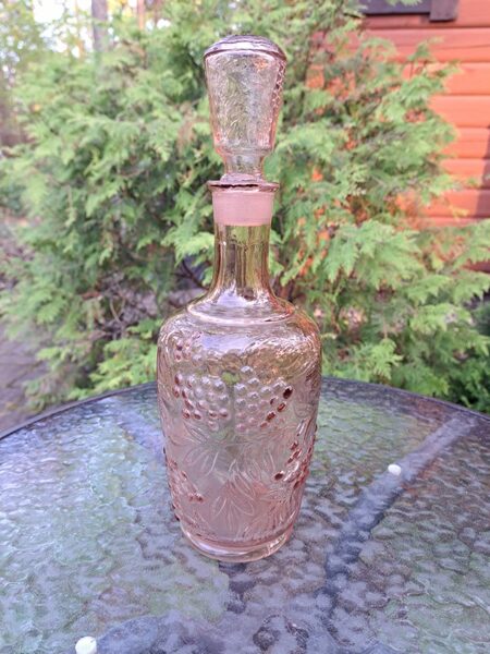 Rozā presēta stikla karafe "Pīlāds" ar korķi. Uršeļskas stikla rūpnīca, Krievija (Citi st 163)