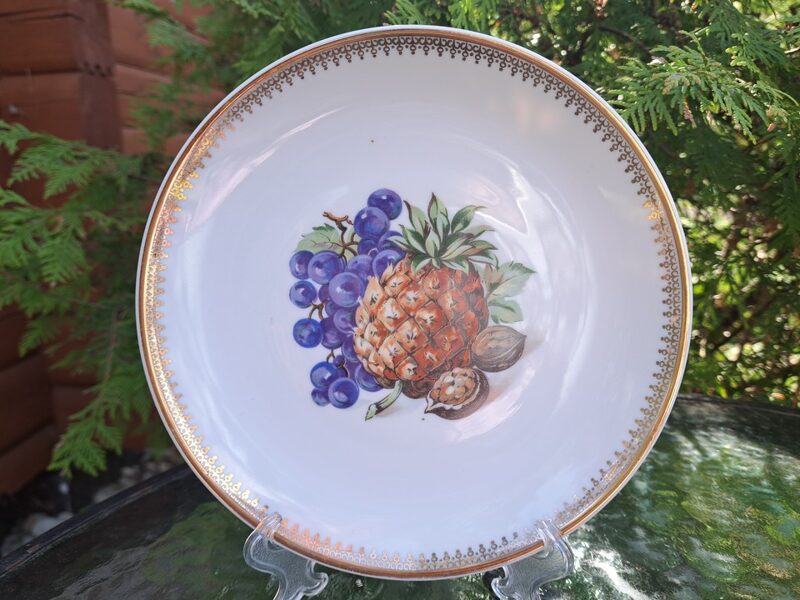 Izsmalcināts šķīvis ar greznu dekolu - ananasu, valrielstiem, zilām vīnogām  un zeltu, Kahla (Vācija 181)