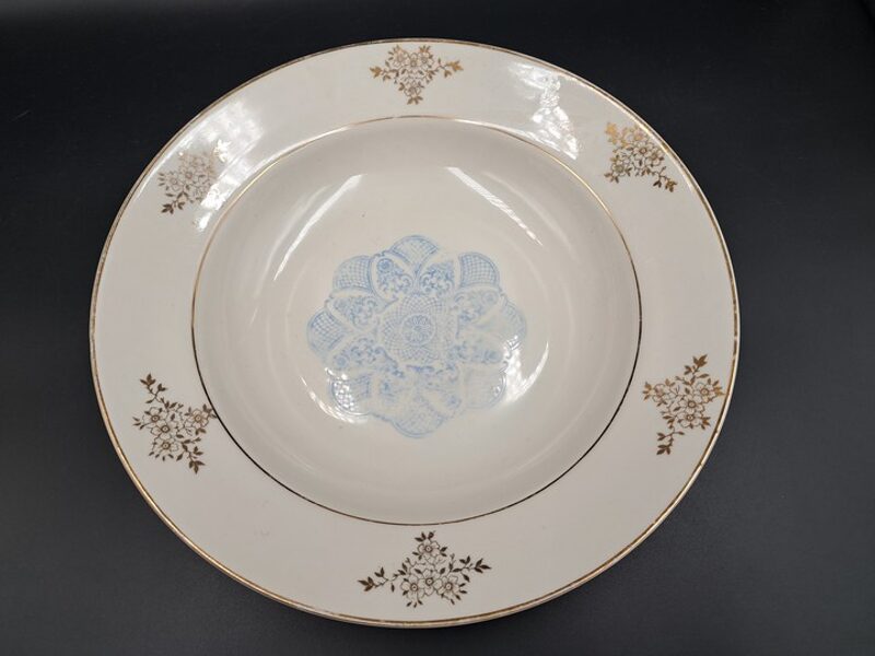 Zupas šķīvis ar skaistu zilu mežģīņu dekolu pa vidū un zelta 4-puķēm, PFF. Diam.24cm (Citi pusd 220)