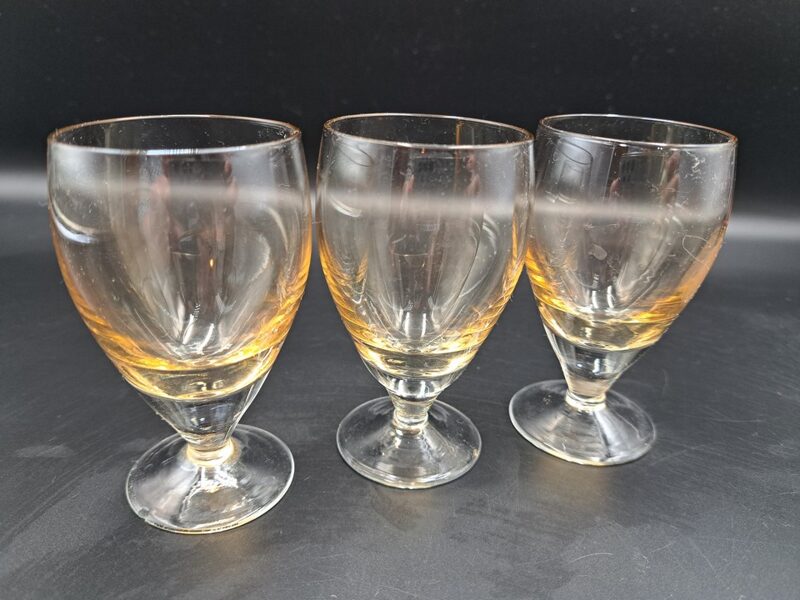 Gaiši maigi dzeltenas lustrētas degvīna glāzīšu uz kājas, komplekts 3 personām (Stikla gl 166)