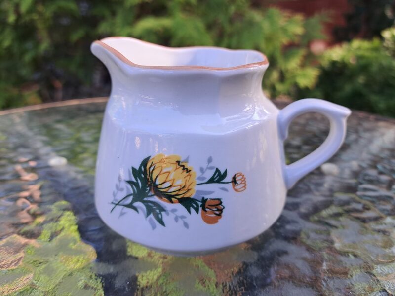 Krējuma kanniņa, servīze "Karīna" ar dzeltenām asterēm(mazs pušķis) ar bēšu apvilkumu, RPR (Karīna 126)