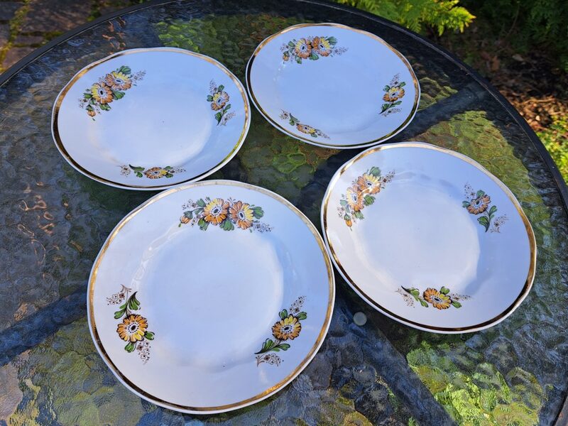 Kūku šķīvji ar kliņģerītēm un platu zeltu apvilkumu, tējas servīze "Ārija", RPR. Diam.18cm (Ārija tējas 127)