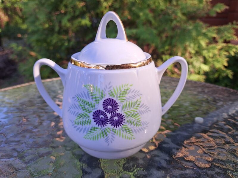 Cukurtrauks no tējas "Aija-1" ar lillā puķītēm, zaļām lapiņām un zeltu, RPR (Aija-1 tējas 62)