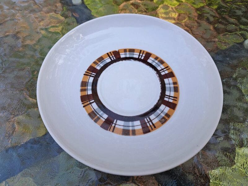 Apakštase ar brūnu rūtainu dekolu bez zelta, tējas servīze "Māra", RPR (Māra tējas 157)