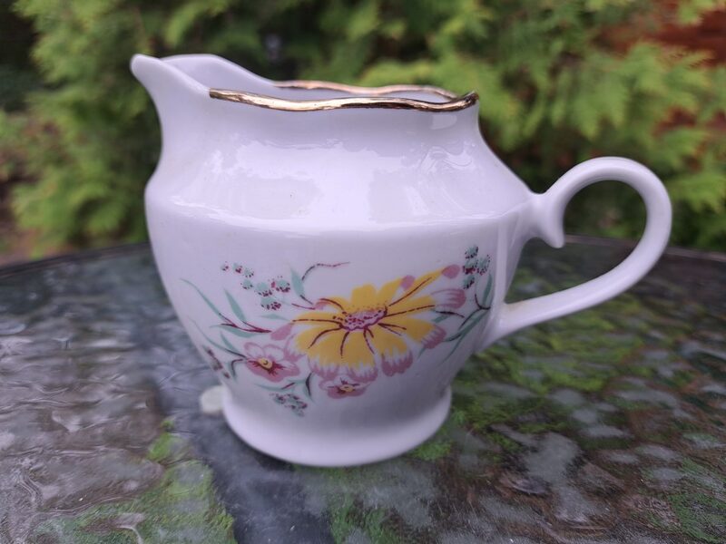 Krējuma kanniņa ar maigām rozā-dzeltenām puķēm un zeltu, forma tējas "Ārija", "zirneklis" (Ārija tjas 140)