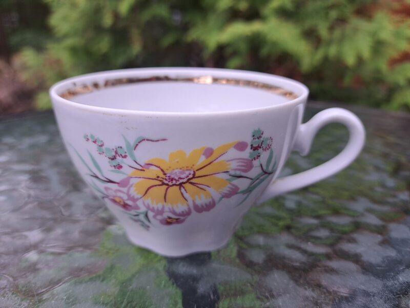 Krūzīte tējas ar maigām rozā-dzeltenām puķēm un zeltu, forma tējas "Ārija", RPR (Ārija tjas 160)