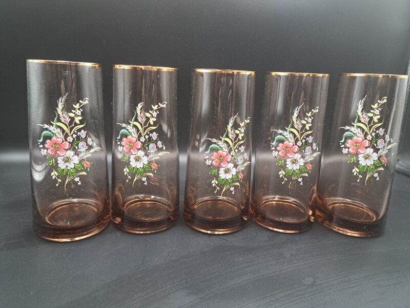 Brūngana stikla sulas glāžu komplekts ar zeta malu un maigām puķēm (kompl. 5 personām), Latvijas stikls (Stikla gl 170)