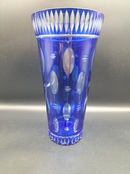 Zila stikla vāze ar ģeometrisku gravēšanu, divkrāsains stikls. Augstums 23,5cm, diam.12cm (Stikla vaze 111)