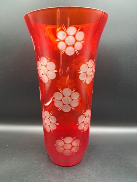 Eleganta sarkana stikla vāze ar puķēm, rokas gravēšanu, divkrāsains stikls. Augstums 25cm, diam.13,5cm (Stikla vaze 113)