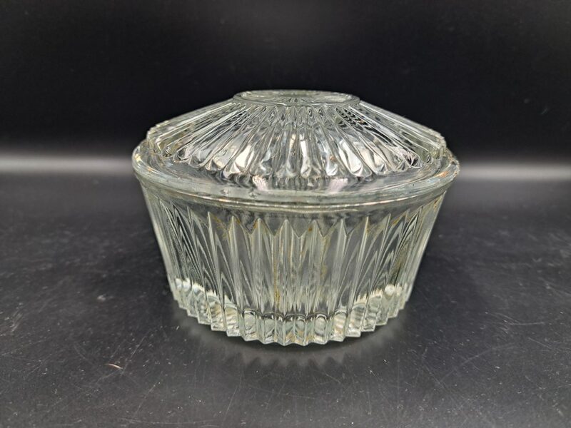 Ladīte/konfekšu trauks caurspīdīgs, presēts stikls (Stikls sk 166)