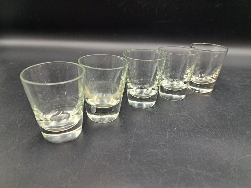 Mazo degvīna glāzīšu komplekts 5 personām. Periods: 80.-ie gadi PSRS (Stikla gl 174)