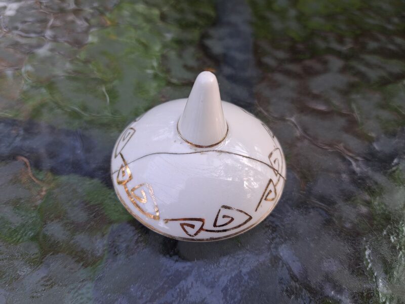 Cukurtrauka vāciņš balts ar elegantu zelta rakstu,  servīze "Sakta", līmēts (Sakta 58)