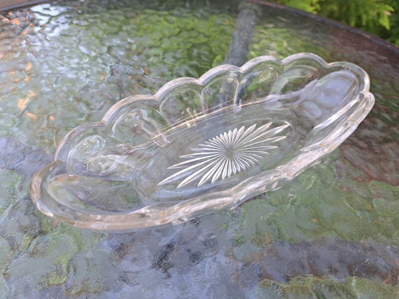 Izsmalcināts garenais šķīvis, presēts stikls. 23cm x 5,5cm; h=3,5cm. Ražotājs: LORUP (Stikls sk 183)