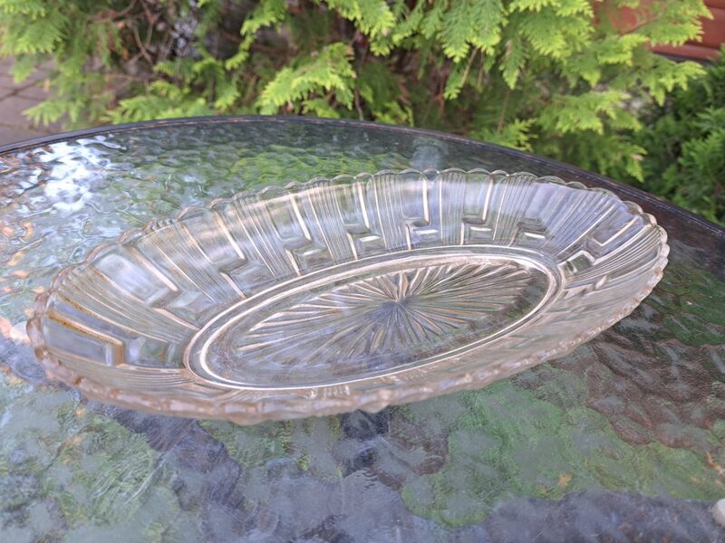 Izsmalcināts garenais šķīvis, presēts stikls. 28cm x 14cm; h=4cm, LORUP, Igaunija (Stikls sk 182)