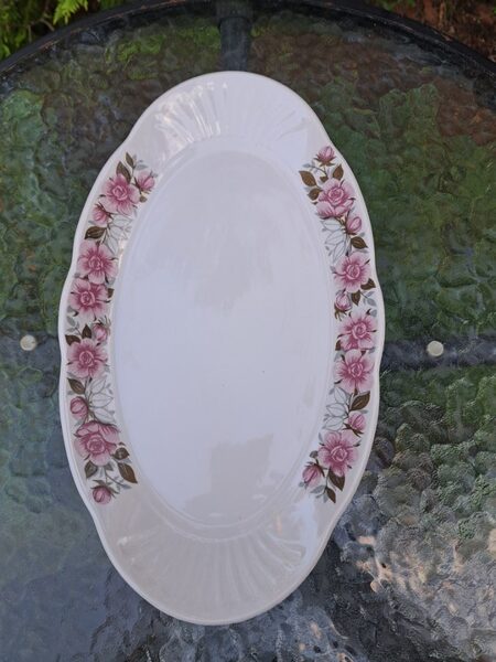 Lielais garenais šķīvis ar košām rozā puķēm, L=36cm, forma "Māra", RPR (Māra pusdienu 110)