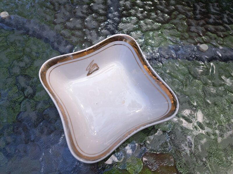 Porcijas kantaina salātu bļodiņa ar zelta logotipu bez uzraksts un zelta malu, RPR (LOGO 55)