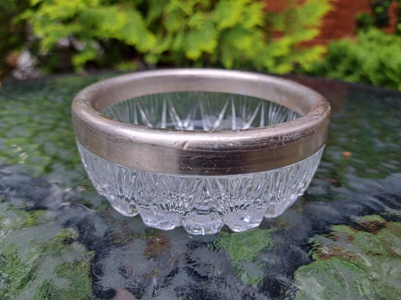 Mazā izsmacināta kristāla bļodiņa ar ļoti smalku gravēšanu un meatlisku apmali. Izmēri: d=11cm, augstums 4,5cm (Kristāls sk 45)