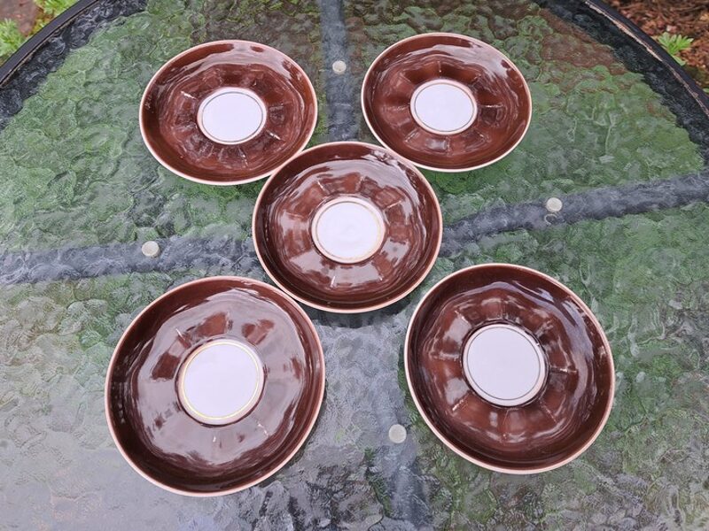 Apakštases bešas at zelta svītru centrā, kafijas servīze "Ārija" ar brūnu mežģīņu dekolu un zeltu, RPR (Ārija kafijas 102)