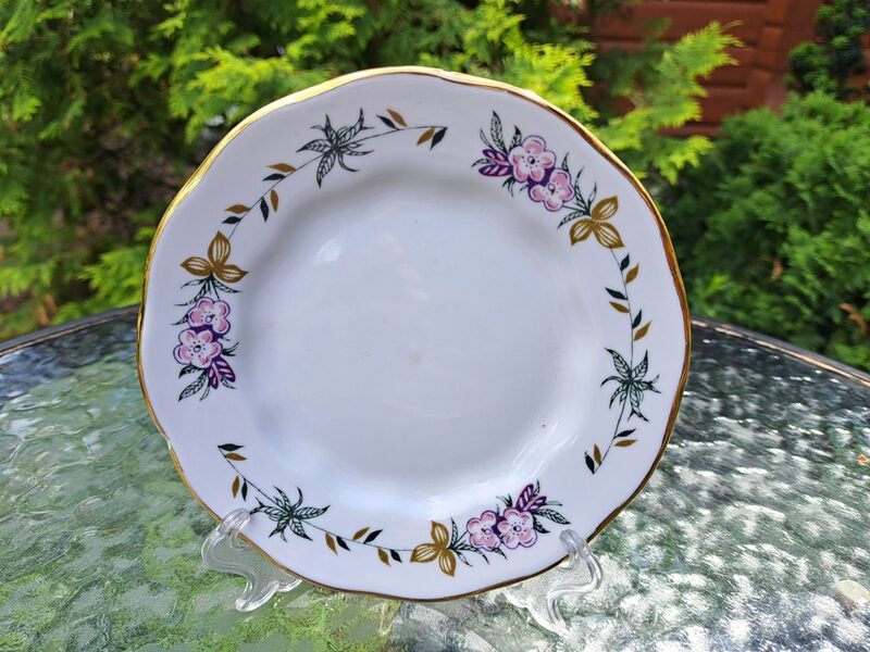 Kūku šķīvis no brīnišķīgas kafijas servīzes "Ārija" ar košām lillā puķēm un zaļām lapiņām un zeltu, nošķelumi (Ārija kafijas 105)