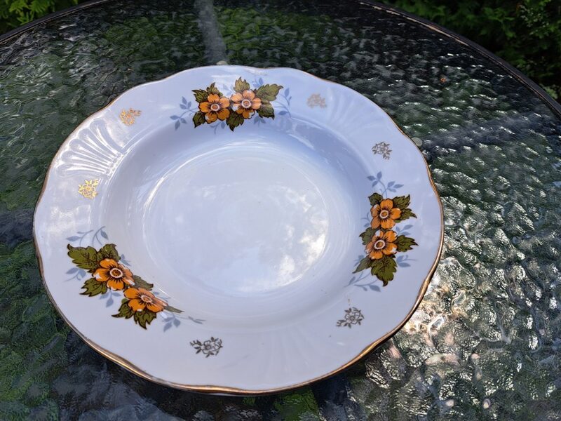 Zupas šķīvis ar brūnām puķem un zeltu, forma "Māra", RPR. Diam.=24cm (Māra pusdienu 119)