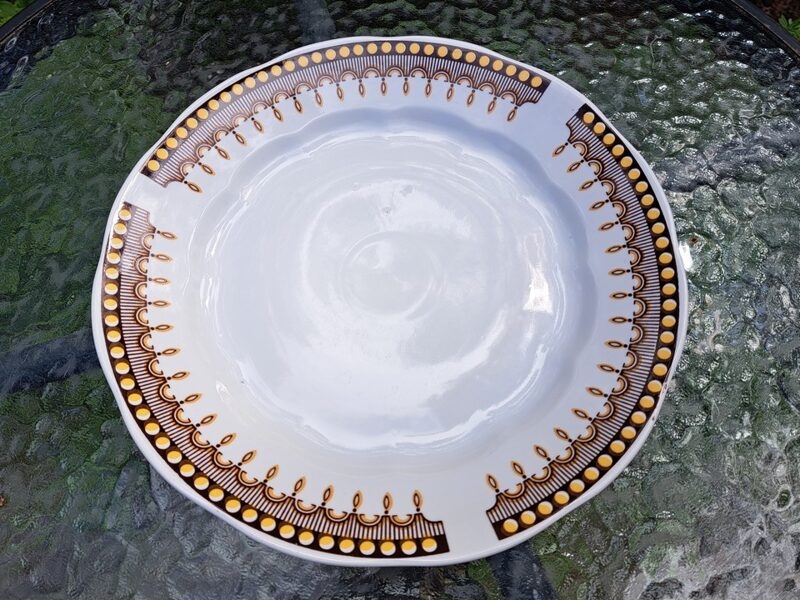 Servēšanas šķīvis, pusdienu servīze "Ārija" ar brūnu un dzeltemu rakstu gar malu, d=27cm (Ārija pusdienu 303)