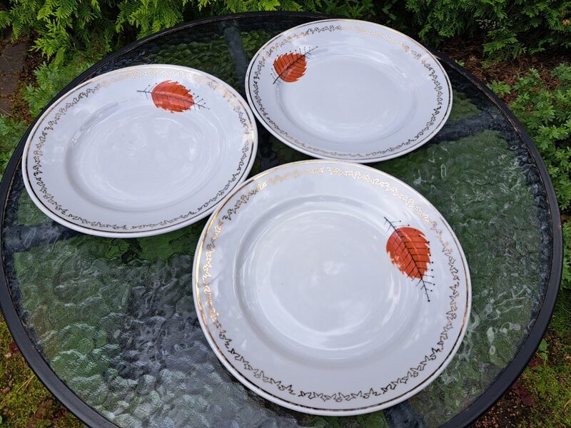 Otrā ēdiena šķīvji, pusdienu servīze "Spīdola" ar rudām lapām un zelta rakstu gar malu, PFF. D=24cm (Spīdola 108)