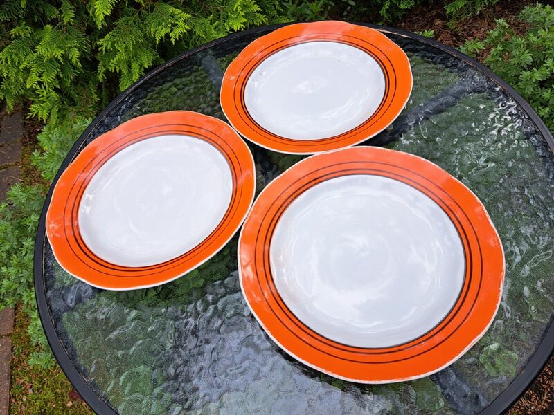 Otrā ēdiena šķīvji ar sarkanu malu (bez zelta), diam.24cm, RPR. Forma "Ārija", RPR (Ārija pusdienu 302)