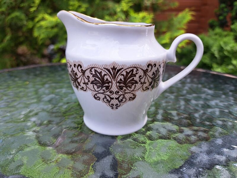 Kafijas servīze "Ārija" ar brūnu mežģīņu dekolu (bēšs tikliņs, auksts tonis) un zeltu, RPR (Ārija kafijas 94)