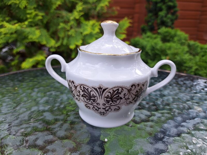 Cukurtrauks, kafijas servīze "Ārija" ar brūnu mežģīņu dekolu (bēšs tikliņs, auksts tonis) un zeltu, RPR (Ārija kafijas 95)