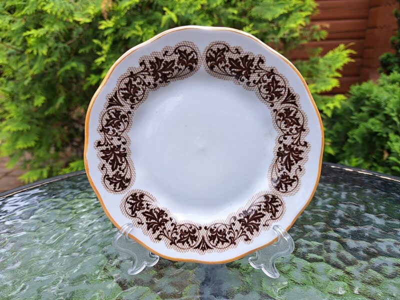 Kūku šķīvis, kafijas servīze "Ārija" ar brūnu mežģīņu dekolu (bēšs tikliņs, auksts tonis) un bēšu lustru, RPR (Ārija kafijas 99)