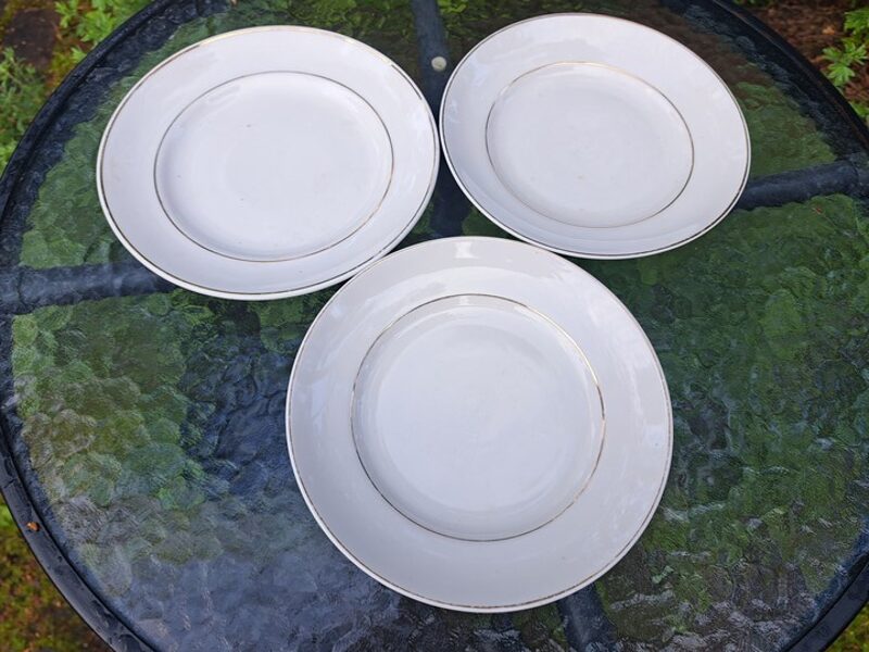 Salātu šķīvji, diam.20cm, ar šaurām zelta svītrām, RPF, 50.ie gadi. Iespējams, pirmskara forma (Pirmskara 35)