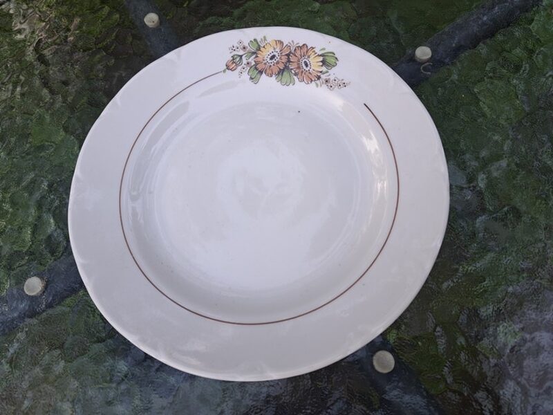 Salātu šķīvis ar kliņģerītēm (1 pušķis), reljefa malu un brūnu lustru, RPR. Diam.20cm (Citi pusd 228)