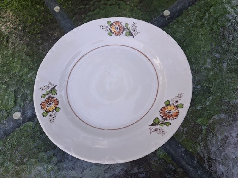 Salātu šķīvis ar kliņģerītēm (3 pušķi), reljefa malu un brūnu lustru, RPR. Diam.20cm (Citi pusd 229)