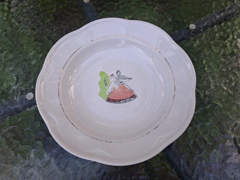 Zupas šķīvis pusporcija d=20cm, pusdienu servīze ROKOKO, ar tautu pāri, nolietojums (Rokoko 149)