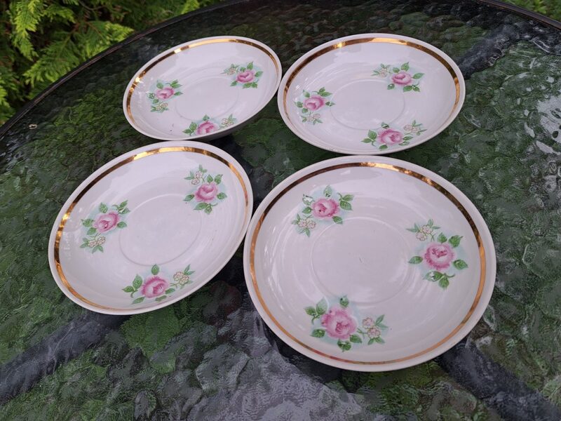 Skaistas tējas apakštases ar košām rozēm un zeltu, Verbilki. Diametrs ir 14,3cm (Verbilki 32)